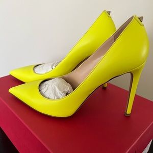 Valentino Garavani Rockstud Pumps Neon Yellow Leather Size 37